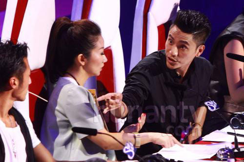 Trần Khôn 'tím mặt' ném tai nghe, bị Tạ Đình Phong chửi thề ngay trên truyền hình, rốt cuộc 7 năm trước xảy ra chuyện gì?