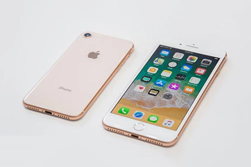 iPhone 8 và iPhone 8 Plus (phải).