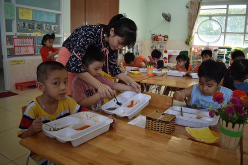 Trao tiền hỗ trợ cho giáo viên mầm non ngoài công lập tại TP.HCM