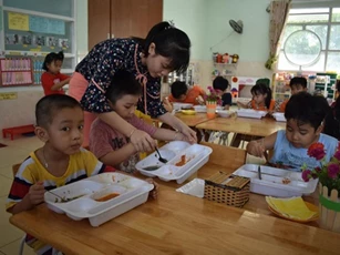 Trao tiền hỗ trợ cho giáo viên mầm non ngoài công lập tại TP.HCM