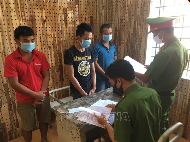 Khởi tố các đối tượng đánh bạc bằng… kẹo