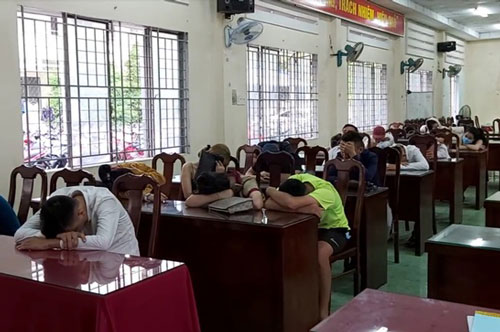 Tiền Giang: 20 nam nữ phê ma túy trong quán karaoke