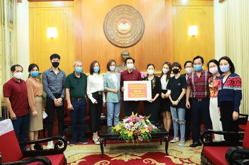 Đại diện đoàn làm phim trao số tiền ủng hộ tới Ủy ban Mặt trận Tổ quốc Việt Nam để giúp đỡ những người nghèo bị ảnh hưởng bởi dịch COVID-19 (Ảnh: VFC)