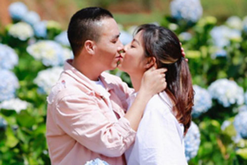 Ngắm ban công đầy hoa trong căn hộ của vợ chồng MC Hoàng Linh