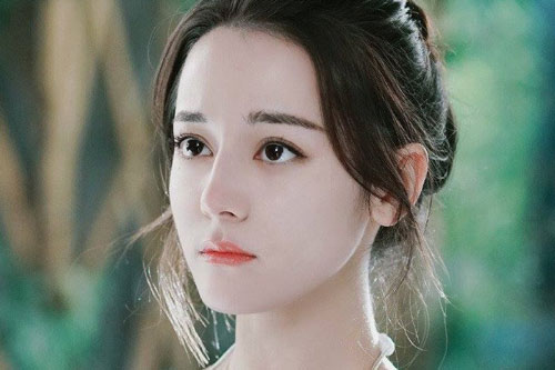 Chẳng cần ăn kiêng, Địch Lệ Nhiệt Ba vẫn sở hữu vóc dáng vạn người mê