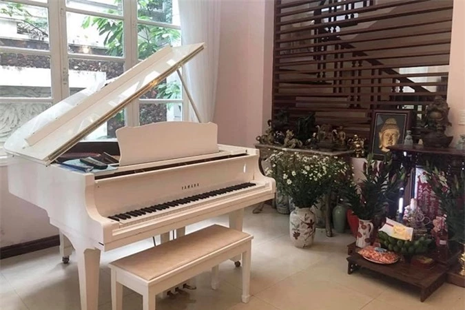 Phượng Chanel có một căn biệt thự khác tại Hà Nội. Khi bước vào ngôi nhà, nữ doanh nhân đặt một cây đàn piano màu trắng. Đây là nơi hai con gái của cô học chơi đàn.