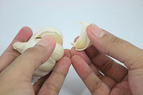 Mẹo hay để bóc tỏi không cay và khử mùi sau khi ăn