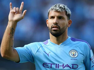 Aguero ở lại Man City tới khi vô địch Champions League và giành Quả bóng vàng