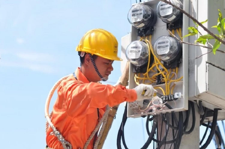 Cán bộ kỹ thuật Công ty Điện lực Đắk Nông kiểm tra công tơ điện cho người dân
