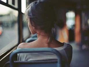 Đau khổ khi người yêu cũ có bạn gái mới