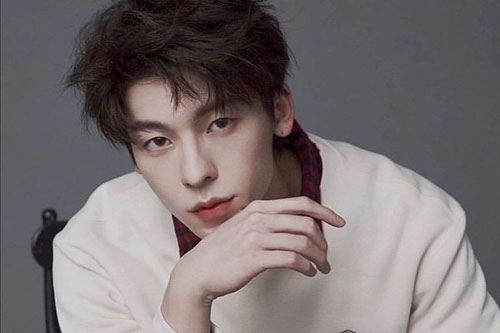 Hứa Quang Hán đẹp 'như tạc tượng', đốn tim fan nữ