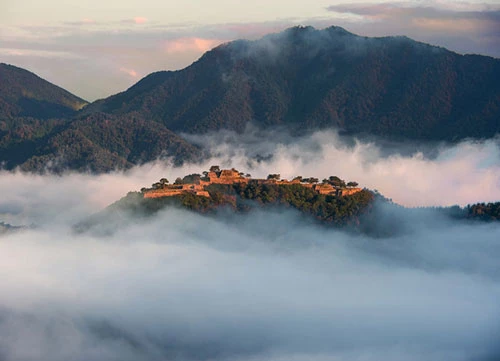 Thường được gọi là Machu Picchu của Nhật Bản, lâu đài Takeda dường như ngự trên những tầng mây do được xây dựng trên một ngọn núi cao. Tòa lâu đài thường đón sương mù buổi sáng và bạn sẽ được chiêm ngưỡng những khung cảnh huyền diệu ngay trước khi mặt trời mọc.