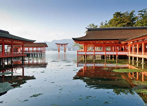 Nằm trên Miyajima, theo nghĩa đen có nghĩa là "hòn đảo đền thờ", Itsukushima nổi tiếng vì được xây dựng trên mặt nước với toàn bộ khu phức hợp nổi đầy ấn tượng.