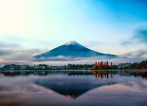 Du khách có thể dễ dàng đến hồ Kawaguchiko từ Tokyo và là địa điểm chính giúp bạn có tầm nhìn tuyệt đẹp về núi Phú Sĩ. Sương mù buổi sáng sớm mang đến cho ngọn núi sự rung cảm thanh tao trong khung cảnh linh thiêng, đầy cảm hứng này