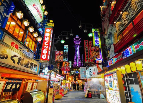 Tháp Tsutenkaku là một khu vực nhộn nhịp với những con hẻm sáng rực đầy những biển hiệu neon rực rỡ, quảng cáo hào nhoáng và đèn lồng đầy màu sắc.