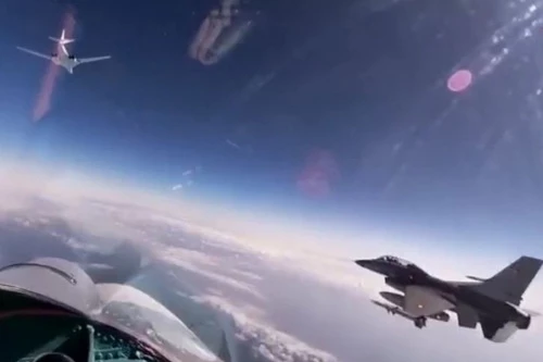 Tiêm kích F-16 của Không quân Đan Mạch bị cáo buộc đã tìm cách uy hiếp oanh tạc cơ Tu-160 Nga. Ảnh: Avia-pro.