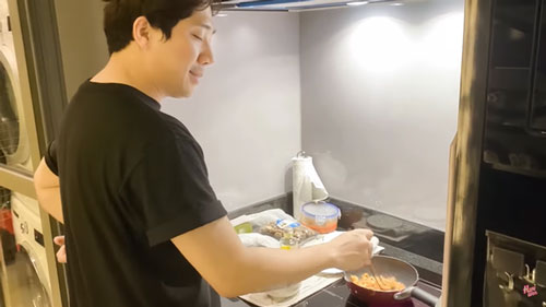 Trấn Thành, Trường Giang trở thành đầu bếp của vợ trong mùa dịch