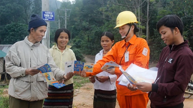 Cán bộ Công ty Điện lực Đắk Nông phát tờ rơi tuyên truyền về tiết kiệm điện cho người dân