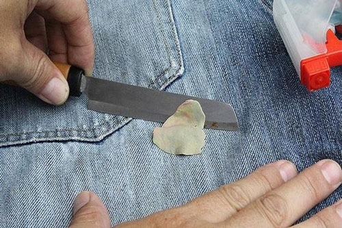 Bí quyết “thổi bay” vết dính kẹo cao su trên quần áo nhanh nhất