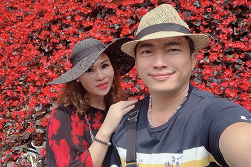 Loạt ảnh diễn viên Kinh Quốc và vợ quấn quýt bên nhau