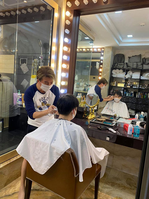 Trở lại làm thợ cắt tóc trong mùa dịch, Đàm Vĩnh Hưng chỉ ưu tiên phục vụ một vị khách đặc biệt