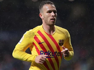 Barca đòi bán dù Arthur muốn ở lại