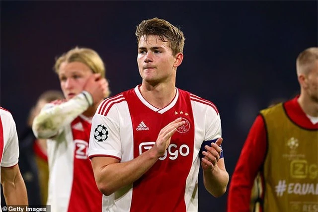 De Boer ngạc nhiên khi de Ligt bỏ qua Barcelona, Man City - 2