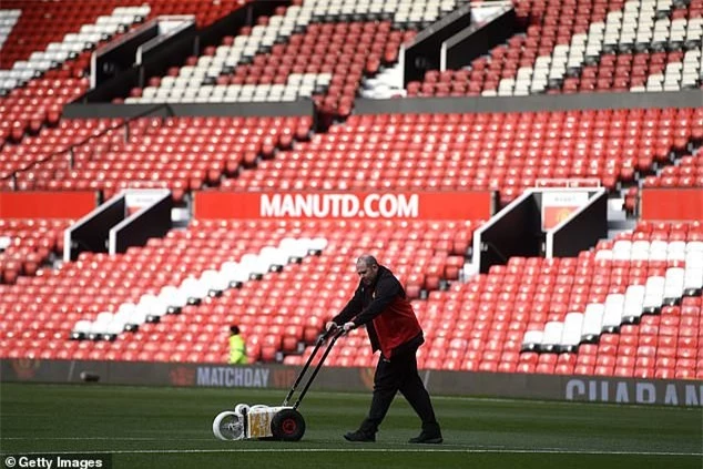 Manchester United sửa khán đài Old Trafford để đem đến trải nghiệm mới cho CĐV - Ảnh 1.