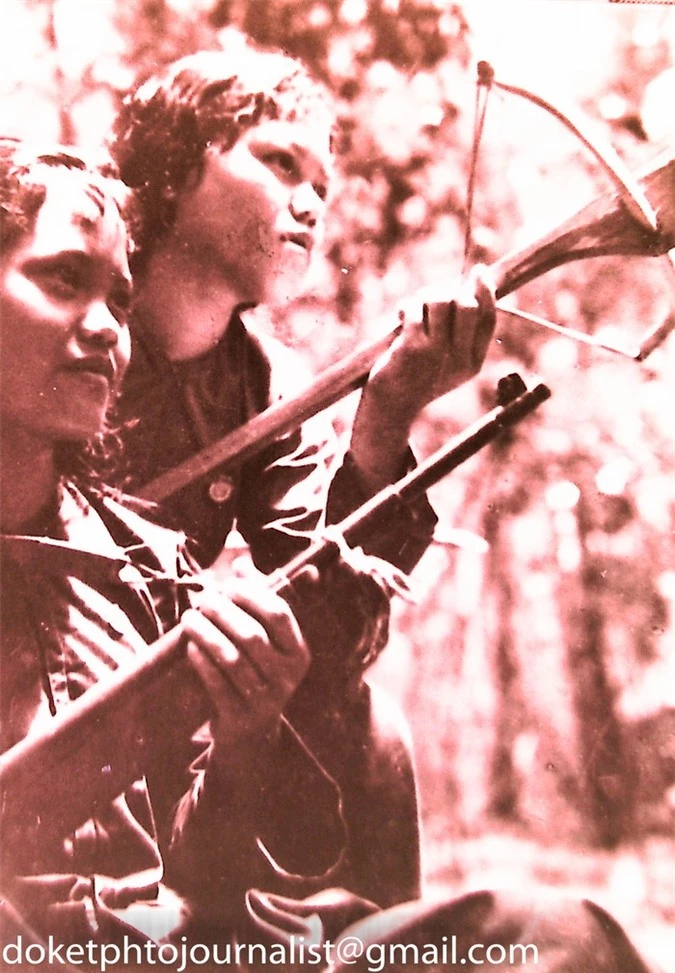 Những hình ảnh chưa từng được công bố về phụ nữ ở chiến trường miền Đông Nam bộ - Ảnh 2.