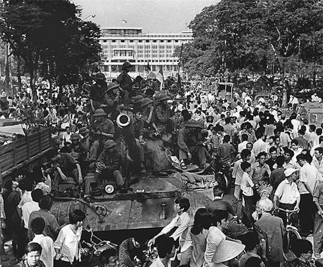 Những khoảnh khắc lịch sử ngày giải phóng Sài Gòn trên báo chí quốc tế - 4