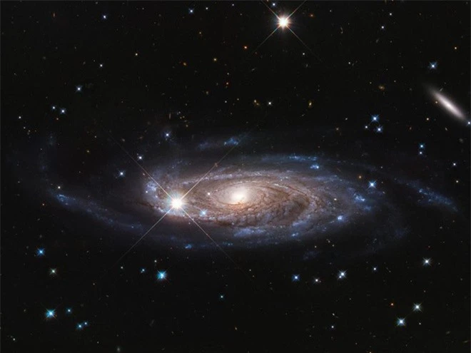 Phát hiện thiên hà khổng lồ, lớn hơn dải Ngân hà 2,5 lần - 1
