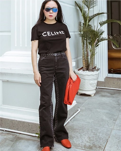 Bộ phụ kiện tông đỏ cam của Bottega Veneta được Phượng Chanel mix cùng cây đen gồm áo thun Celine và quần jeans tiệp màu.