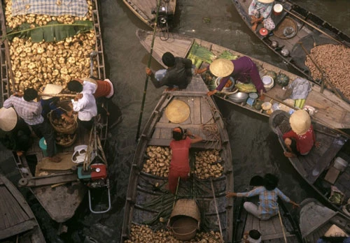 Hơn hai thập kỷ, cuộc sống nơi miền sông nước nơi đây dường như không có gì thay đổi. Đàn ông, phụ nữ và trẻ em đều dành phần lớn thời gian mỗi ngày trên những con thuyền.