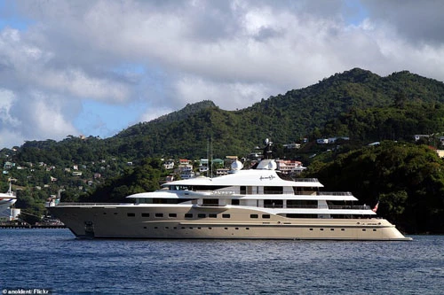 Rupert Connor, nhà sáng lập của Luxury Yacht Group, cho biết rằng các du thuyền này thường không di chuyển từ nơi này đến nơi khác trong thời gian tự cách ly. Thay vào đó, những khách hàng siêu giàu ưu tiên neo đậu gần các hòn đảo du lịch để dễ dàng mua nhu yếu phẩm. Ảnh: Flickr.