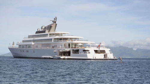 Luxury Yacht Group - một công ty chuyên cung cấp các dịch vụ du thuyền xa xỉ - chia sẻ với CNN rằng họ ghi nhận một vài khách hàng thượng lưu đã thuê đội ngũ nhân viên của công ty này để phục vụ trên các du thuyền tư nhân. Ảnh: CNN.
