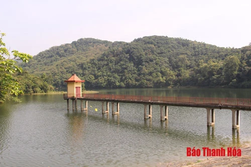 Cầu công tác vận hành nước Hồ chứa Vũng Sú - địa điểm đẹp để du khách có dịp check-in.