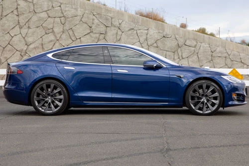 1. Tesla Model S Long Range 2020 (quãng đường di chuyển/lần sạc: 600 km).