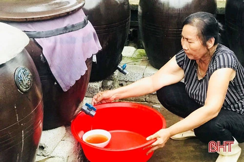 Bà Nguyễn Thị Lan từ hộ cận nghèo nhiều năm liền nay đã thoát nghèo, có thu nhập ổn định từ nghề làm nước mắm truyền thống.
