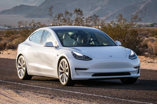 2. Tesla Model 3 Long Range 2020 (quãng đường di chuyển/lần sạc: 531 km).