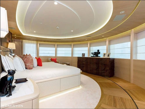 Phòng ngủ chính rộng rãi nằm gần mũi tàu, được thiết kế hình vòng cung để những người bên trong có được cái nhìn bao quát ra cảnh sắc bên ngoài.