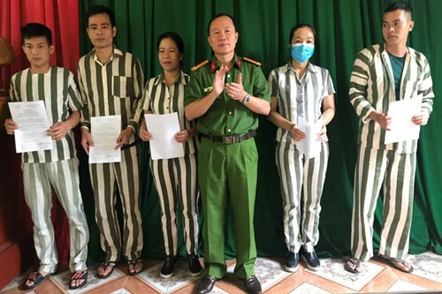 Thượng tá Nguyễn Huy Chương - Giám thị Trại Tạm giam Công an Hà Tĩnh trao quyết định giảm thời hạn chấp hành hình phạt tù cho các phạm nhân.
