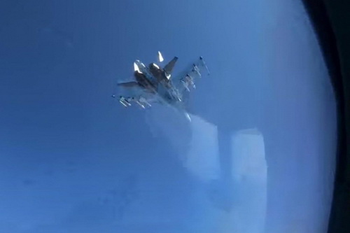 Máy bay Mỹ tránh xa căn cứ Nga 200 km sau khi bị Su-35 đánh chặn