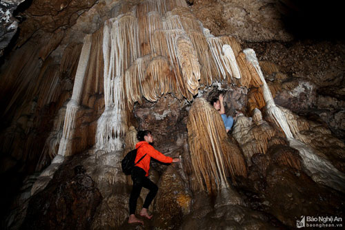 Khám phá hang động được người dân phát hiện với nhũ thạch tuyệt đẹp ở miền Tây Nghệ An