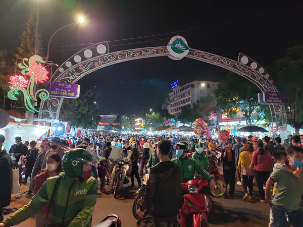 Nghỉ lễ 30/4 và 1/5: Du khách ùn ùn đổ về Đà Lạt, thành phố đông nghẹt