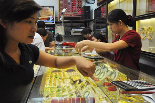 Giá vàng thay đổi khó lường, giới đầu tư tăng cường bán ra