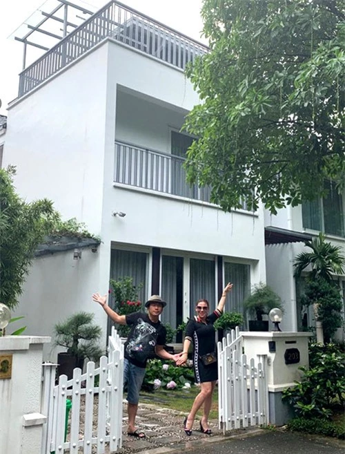 Đôi vợ chồng sở hữu nhiều biệt thự triệu đô ở Vũng Tàu. Họ ở một căn còn lại cho thuê.