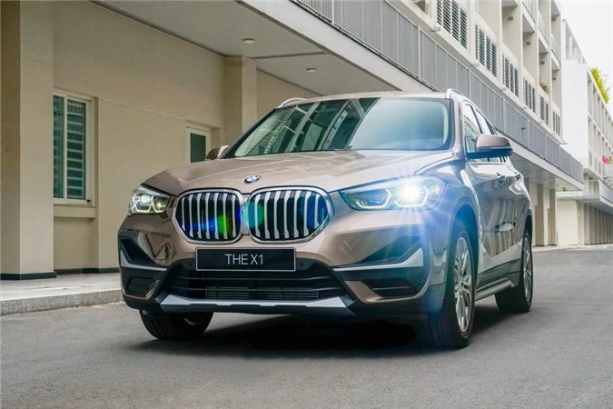 Hiện tại, BMW X1 sDrive18i xLine 2020 đang được phân phối với giá 1,86 tỷ đồng, tương đương đời cũ. Mức giá của X1 2020 nhỉnh hơn đôi chút so với Audi Q3 (1,8 tỷ đồng) và ngang giá với Mercedes-Benz GLA 250 (1,86 tỷ đồng).