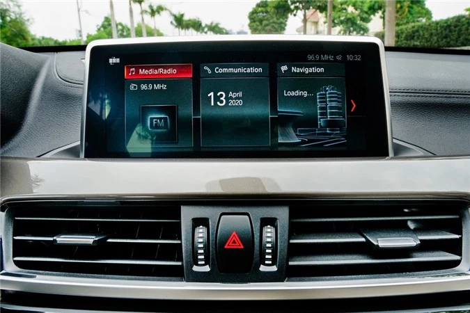Điểm đáng chú ý trên X1 2020 là màn hình thông tin giải trí 8,8 inch hỗ trợ kết nối Apple CarPlay. Bên cạnh đó, xe còn sở hữu hệ thống đèn viền nội thất có thể thay đổi màu sắc và độ sáng.