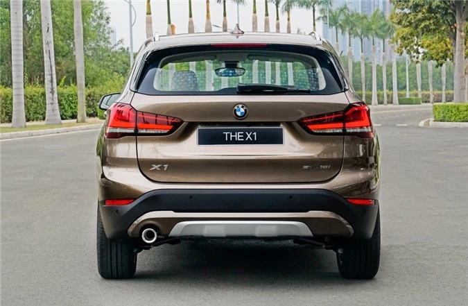 Tại Việt Nam, BMW X1 2020 chỉ được phân phối duy nhất phiên bản sDrive18i xLine. X1 sDrive18i xLine sử dụng động cơ TwinTurbo 3 xy-lanh thẳng hàng, dung tích 1.5L, sản sinh công suất 140 mã lực và mô-men xoắn 220 Nm.