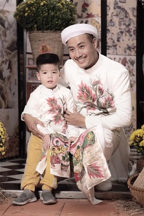‘Quý tử’ của nhà thiết kế Bảo Bảo tên Minh Khương, năm nay 4 tuổi. Anh cho biết mình là bố đơn thân, một mình nuôi con tại TP HCM. Song nhà thiết kế từ chối tiết lộ chuyện tình cảm.